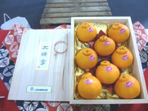 初セリでは、ひと箱10万円の値がつきました!