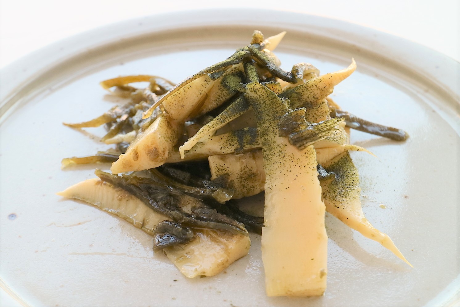 筍の昆布締めカルパッチョ 緑茶パウダーと一緒に