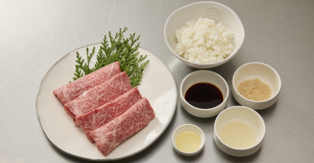 (Ingredients for four rice balls)4 slices of Kagoshima Wagyu beef loin, a suitable amount of cooked rice, 1 tablespoon of sugar, 3 tablespoons of soy sauce, 1.5 tablespoons of mirin (sweet cooking rice wine), 1 tablespoon of oil, and a suitable amount of sesame seeds