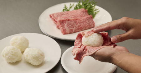 取適量米飯搓圓，用鹿兒島縣和牛肉卷起來。