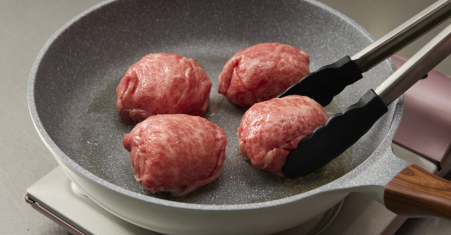 Put oil in a frying pan and roll the rice balls in (2) in the pan until the wrapped beef is seared completely.