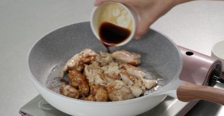 Make teriyaki chicken using the same frying pan. Fry the chicken pieces with the skin sides down. Once they brown, turn them over. When both sides of the pieces brown, sprinkle sugar into the frying pan and pour the mixture of soy sauce and mirin into it to cook it down.