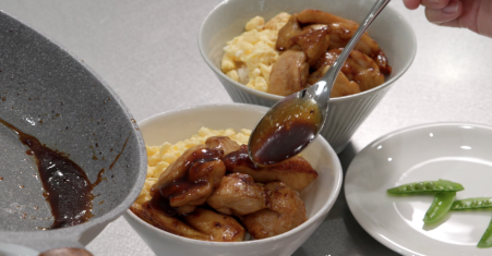 Put the cooked rice in a bowl and place the chicken pieces and the scrambled egg on top of the rice in that order.