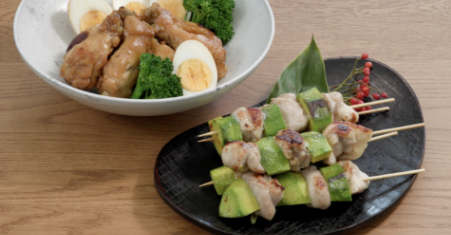 In addition to teriyaki-don, you can enjoy the chicken by being plainly simmered with egg in sweet soy sauce to which vinegar is added or by being skewered and grilled with avocado after being seasoned with salt.