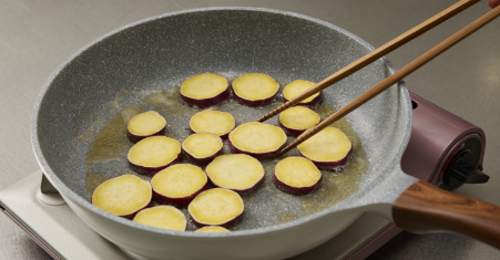 加熱平底鍋，放入奶油，煎炒擦乾水分的地瓜。