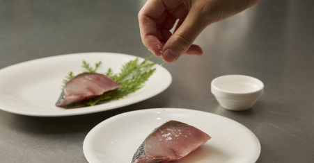 Sprinkle the salt lightly over the yellow fillets from Kagoshima and leave them for about 10 minutes. Wipe off any water that comes out.